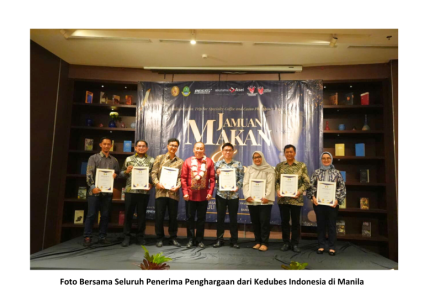 Foto-Bersama-Seluruh-Penerima-Penghargaan-dari-Kedubes-Indonesia-di-Manila-768x543