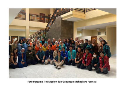 Foto-Bersama-Tim-Medion-dan-Gabungan-Mahasiswa-Farmasi-768x543