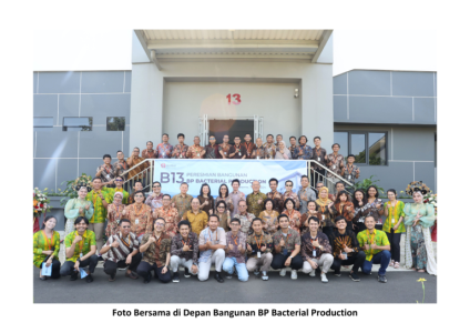 Foto-Bersama-di-Depan-Bangunan-BP-Bacterial-Production-Medium-768x543
