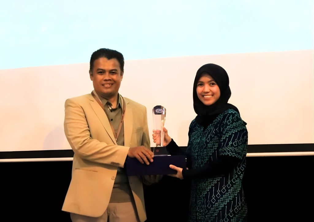 Perwakilan Medion Alia Menerima Penghargaan