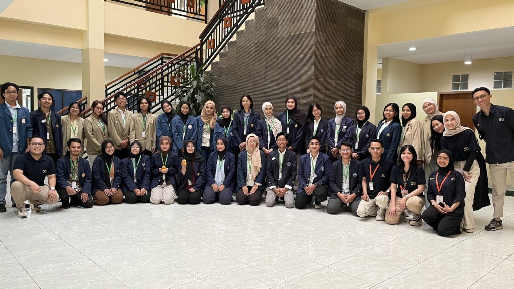 Medion Perkuat Kolaborasi melalui Kunjungan Gabungan Mahasiswa Kedokteran Hewan 1 Foto Bersama Tim Medion dengan Peserta Group Photo with The Medion Team Participants