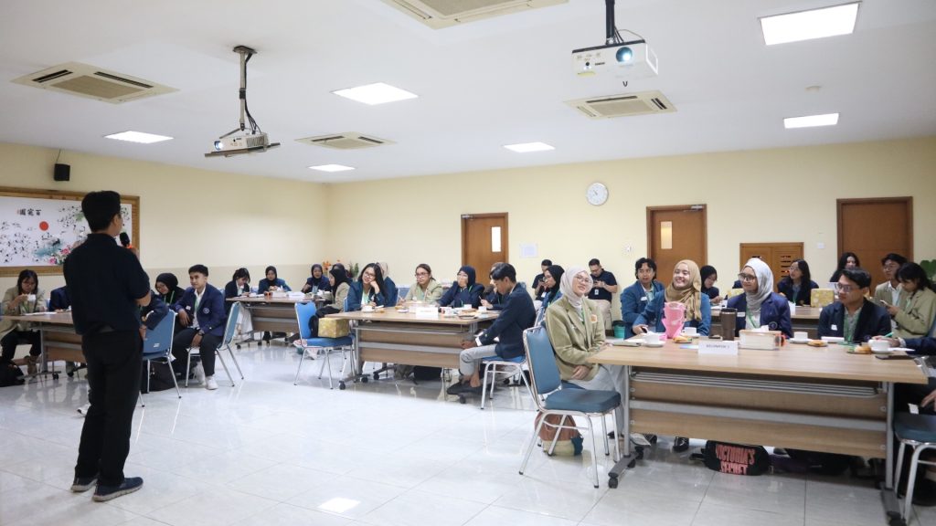 Medion Perkuat Kolaborasi melalui Kunjungan Gabungan Mahasiswa Kedokteran Hewan 3 Pemaparan Materi Pharmaceutical Product oleh Apt. Bambang Irawan M.Si