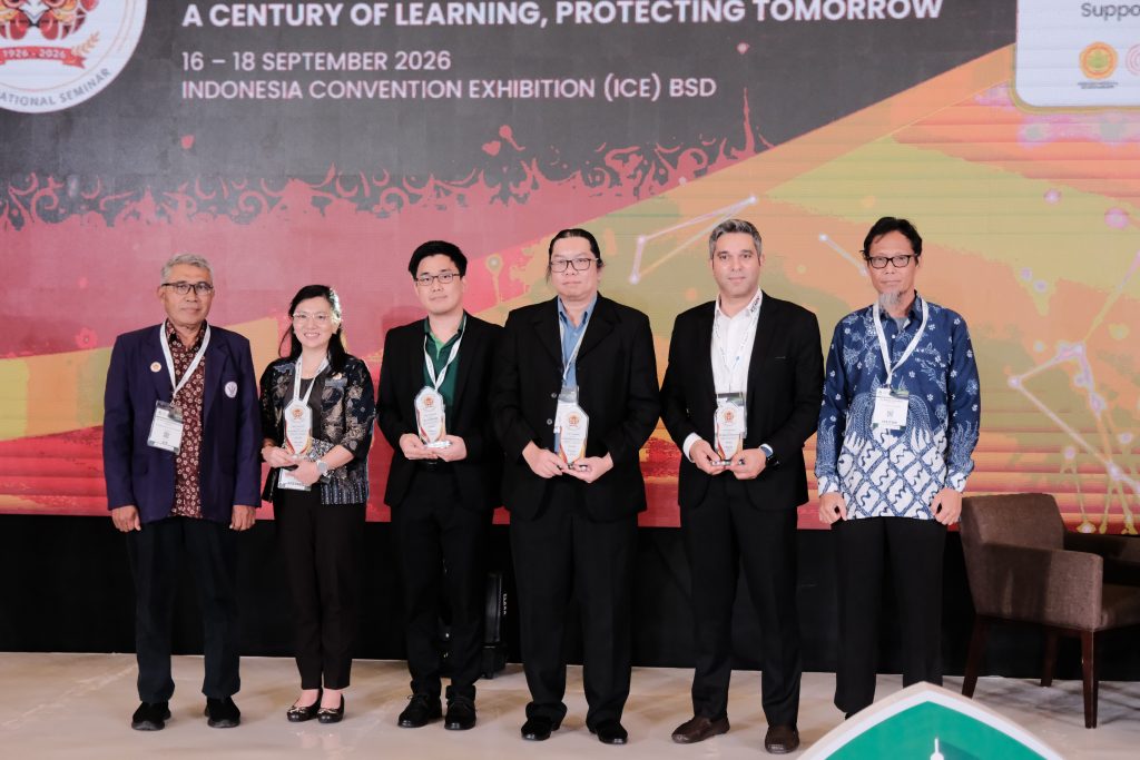 100 Tahun Newcastle Disease, Medion dan ASOHI Berbagi Perspektif tentang Perkembangan di Indonesia 2 Melina Jonas bersama para pembicara dan panitia Newcastle Disease Centennial International Seminar