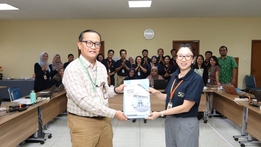 Medion Pertahankan Sertifikasi CPOHB untuk Keenam Kalinya 5 Serah Terima Berita Acara Sertifikasi oleh drh. Arif Wicaksono M.Si Kementan kepada Ibu Elvina PT Medion